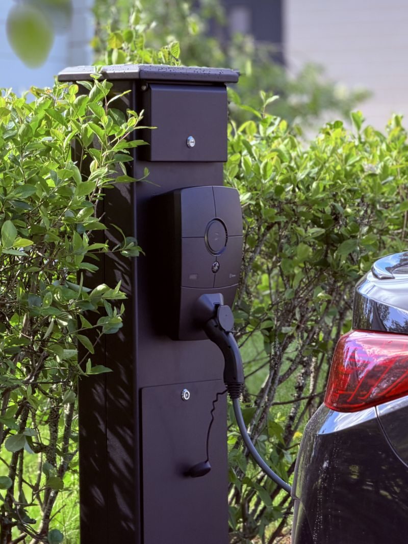 InfraPole-tolppa taloyhtiön pihalla, Type 2 -latauspistoke kytkettynä sähköautoon